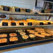Feuilletés, brochette, pizza, quiche, salades.