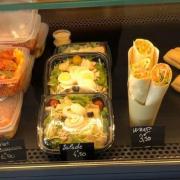 Poulet basquaise, salade, wrap.