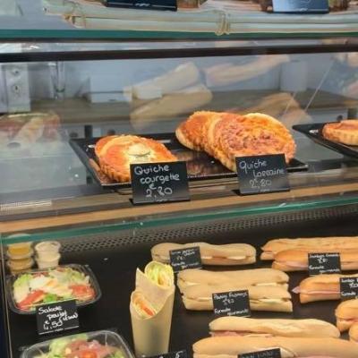 Quiche, panini, salade, wrap.